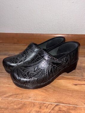 Dansko Professional Black Leather Tooled Clogs - size 42 (US 11.5-12)